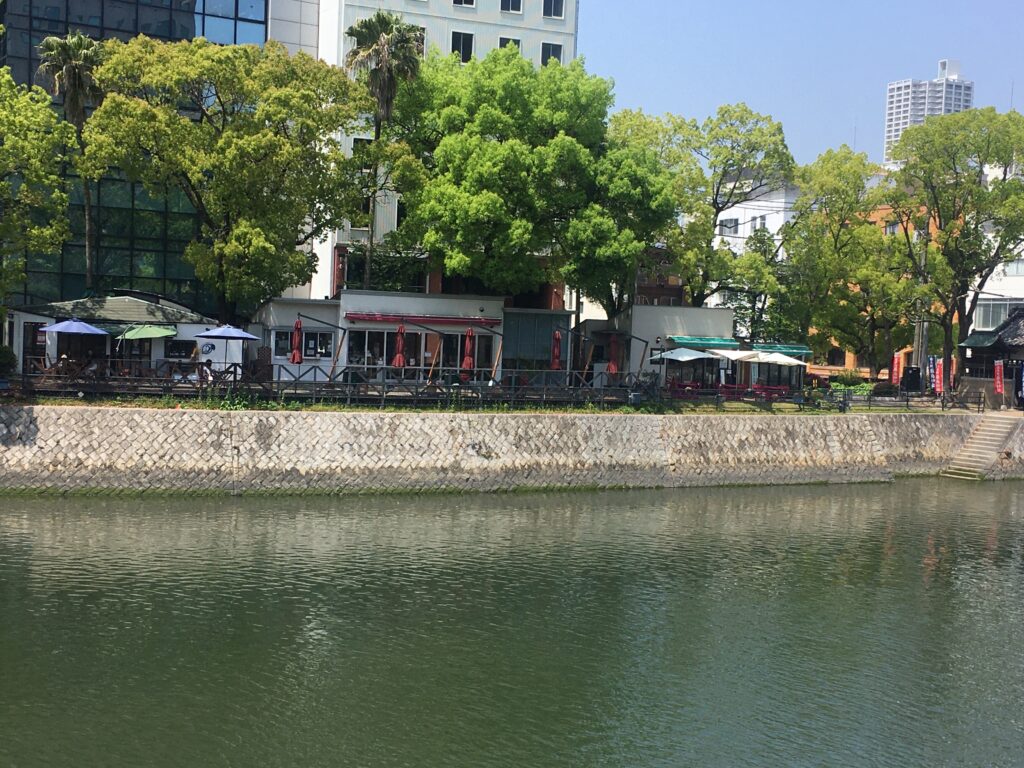 京橋川沿いのカフェ