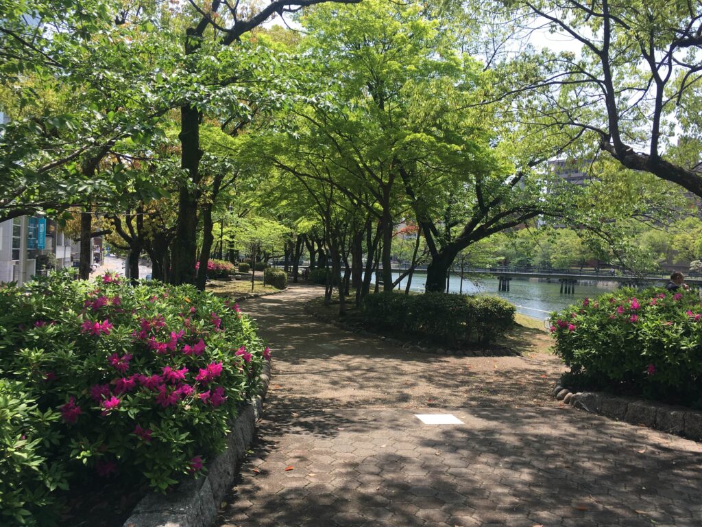 京橋川沿いの散歩道