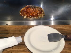 鉄板で食べるお好み焼き