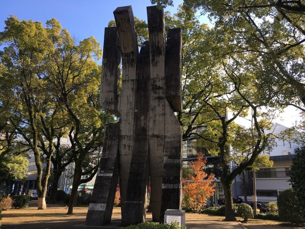 広島市医師会原爆殉職碑 「祈りの手」