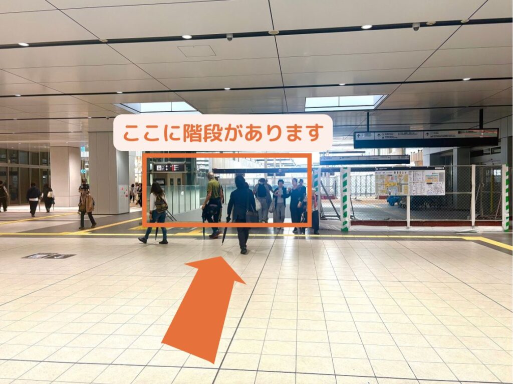 広島駅中央改札から右に進んだ先にあるタクシー乗り場への階段