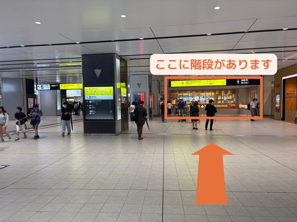 広島駅中央改札から左に進んだ先にあるタクシー乗り場への階段