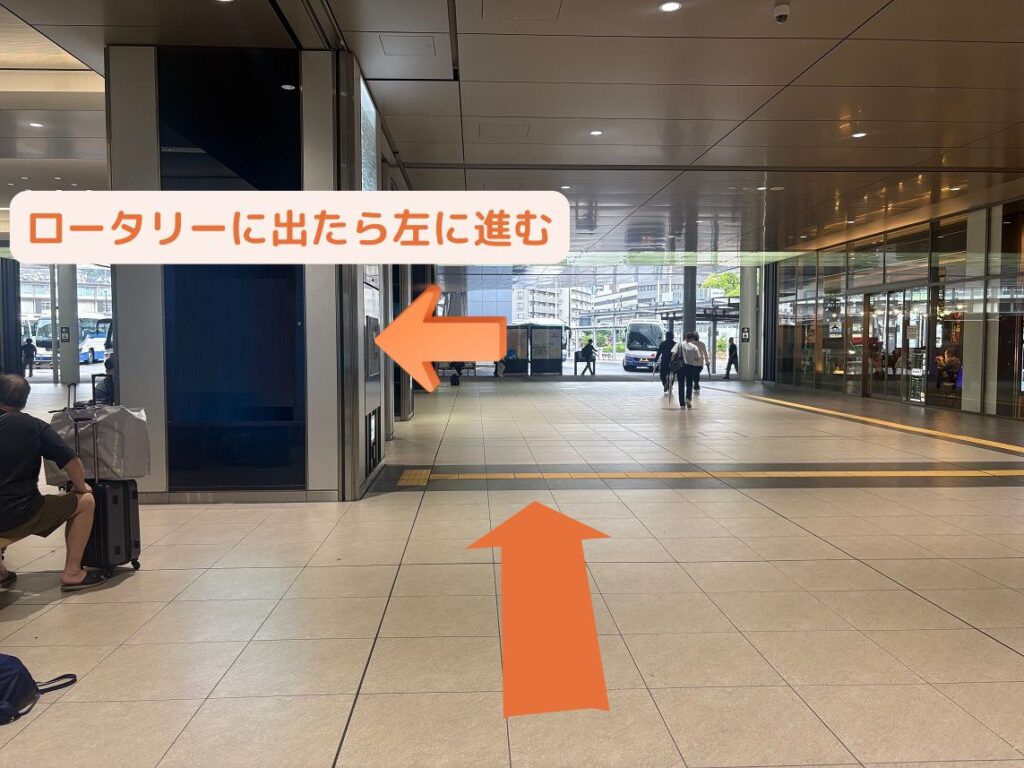 北口タクシー乗り場に向かうための階段を降りた先の様子