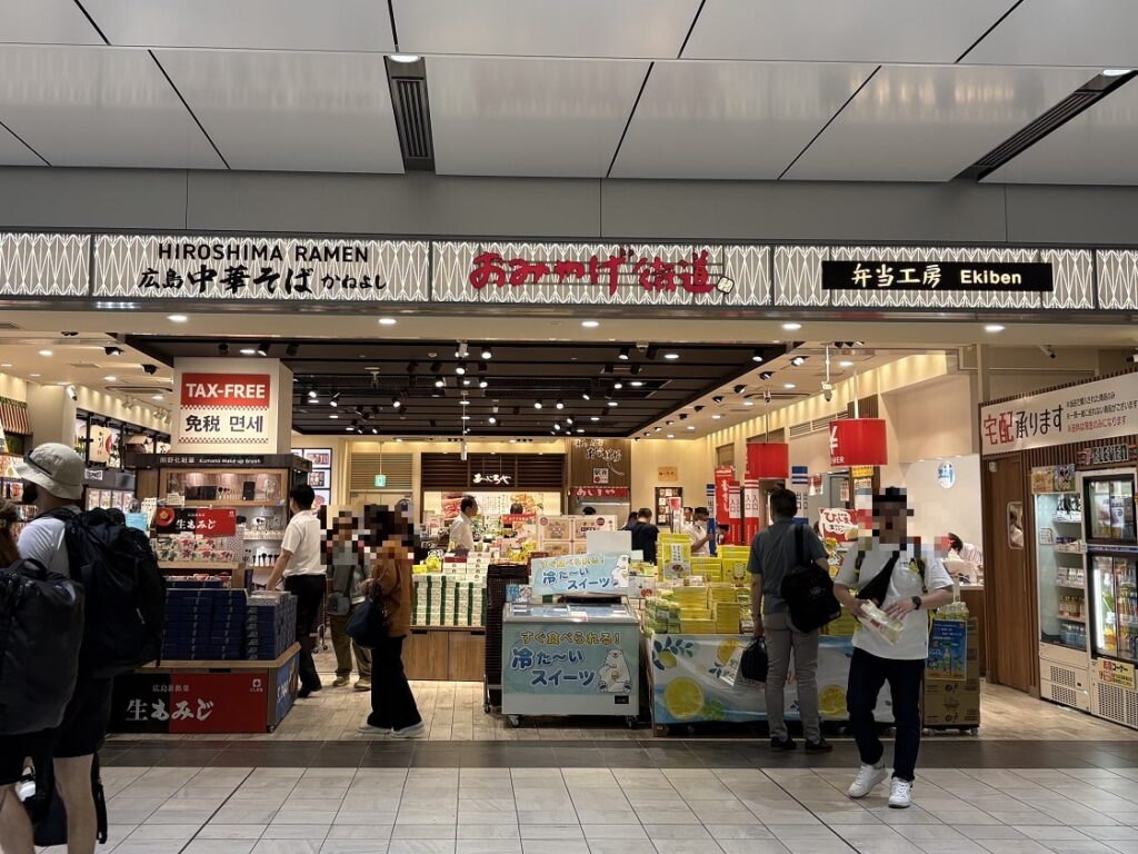 新幹線の改札内にあるおみやげ街道