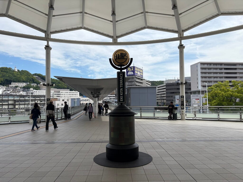 広島駅 北口デッキ中央（駅北テラスのオブジェ前）の様子